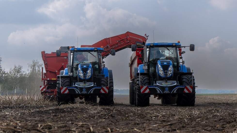 Volle bak aardappelen inschuren New Holland T7.200 in combinatie met een Grimme SE 260