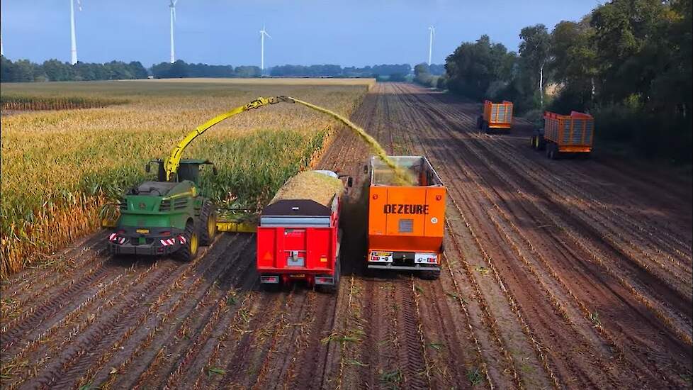 Efficiënt hakselen bij loonbedrijf Vroege uit Dalen ; Niet stoppen voor het wisselen van wagens