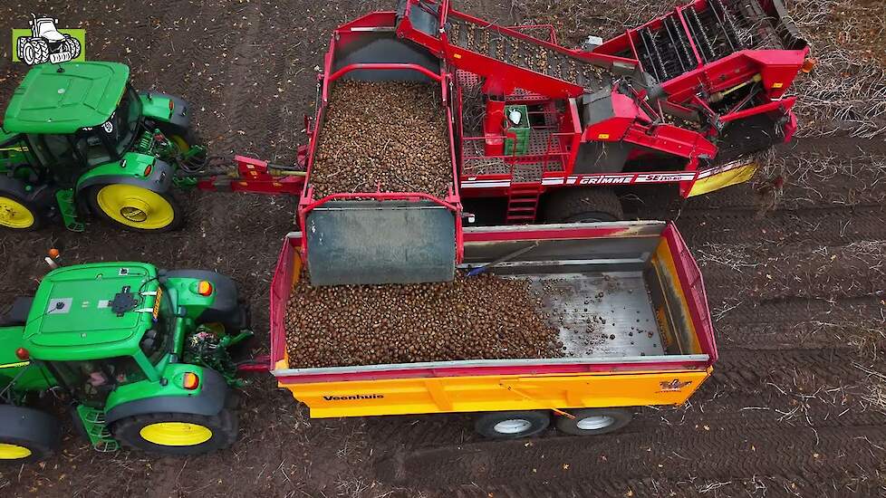 John Deere 6R150  met Shuttle Agrimaster in de fronthef en Grimme SE 150-60 rooimachine
