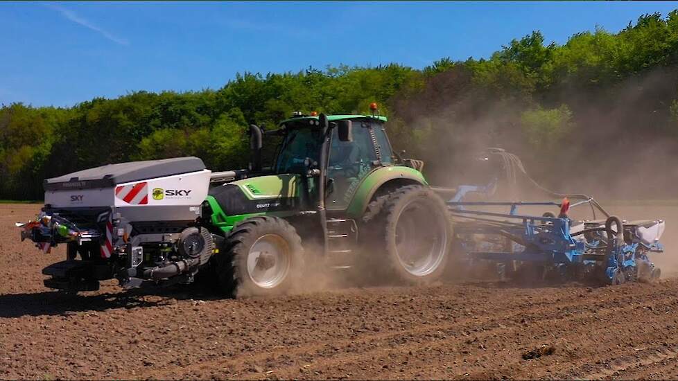 Maïs, kunstmest, microgranulaat en gras zaaien in één werkgang met Monosem en SKY