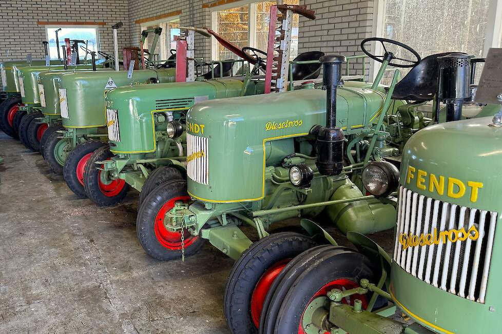 Een rijtje van zeven Dieselrossen strak in het gelid met van rechts naar links oplopend vermogen.