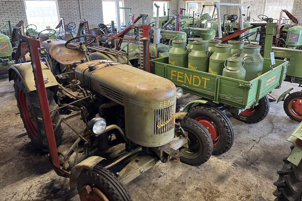 ‘s Zomers staan de trekkers buiten op het erf en in de tuin, ‘s winters gaan ze de schuur in.