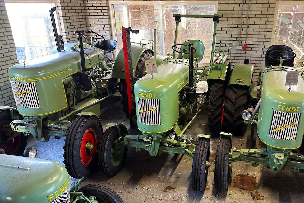 De grootste Dieselross uit de collectie is de F40 linksachter op de foto. De trekker is van 1953 en heeft een 3-cilinder watergekoelde MWM-motor.