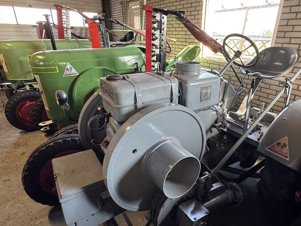 De grijze Fendt op de voorgrond is de oudste trekker uit de collectie. Het is een type F18H met een Deutz verdampermotor met open water koeling. De trekker er achter is van 1949. Hij heeft dezelfde verdampermotor maar al wel een motorkap.