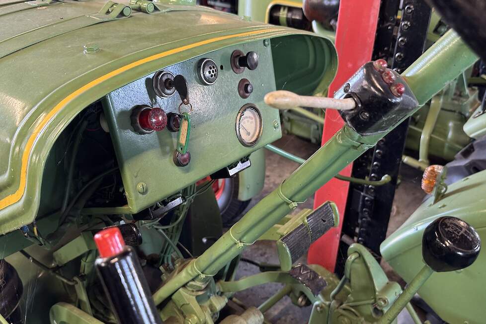 Het dashboard van een Dieselross, in dit geval van een F12, is een toonbeeld van Duitse soberheid uit de jaren vijftig.