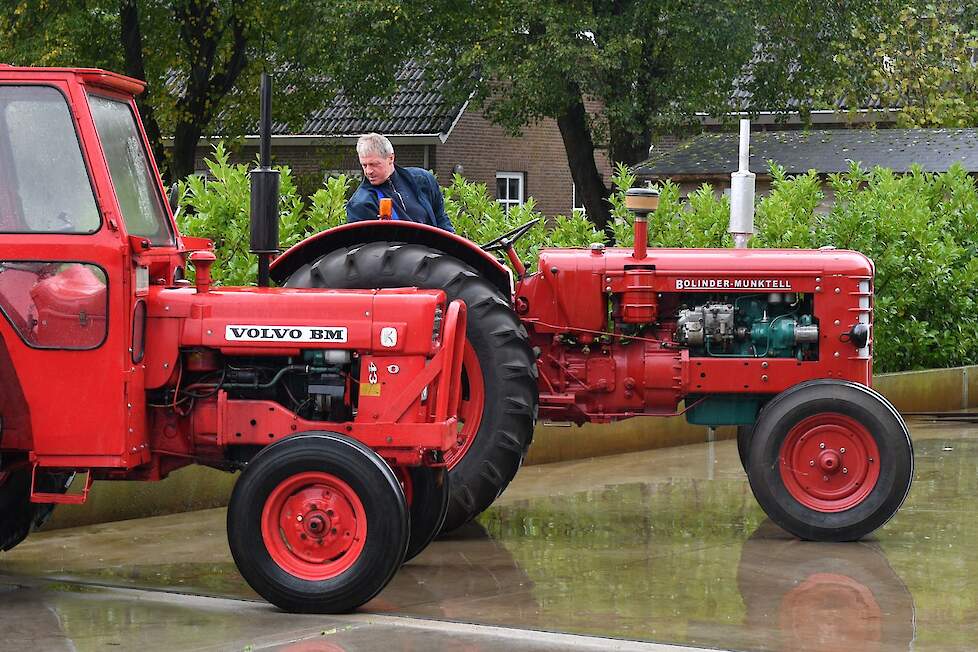 Tussen de buien zet Frank zijn trekkers buiten op een rijtje, de Bolinder Munktell als laatste.
