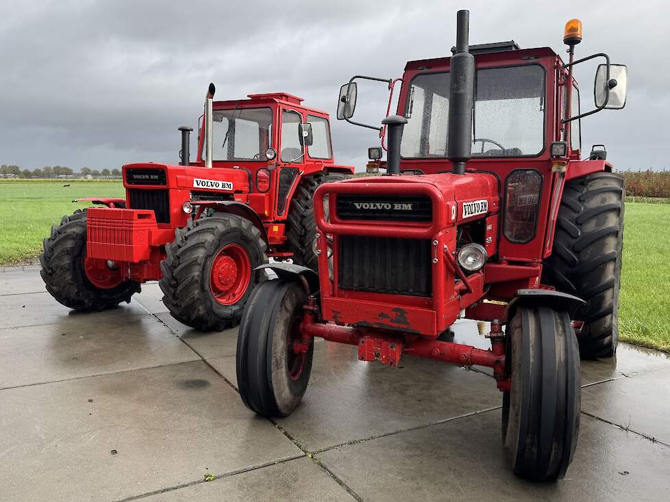 De twee grote 6-cilinder Volvo’s uit de collectie met rechts de 810 en links de 814 met vierwielaandrijving