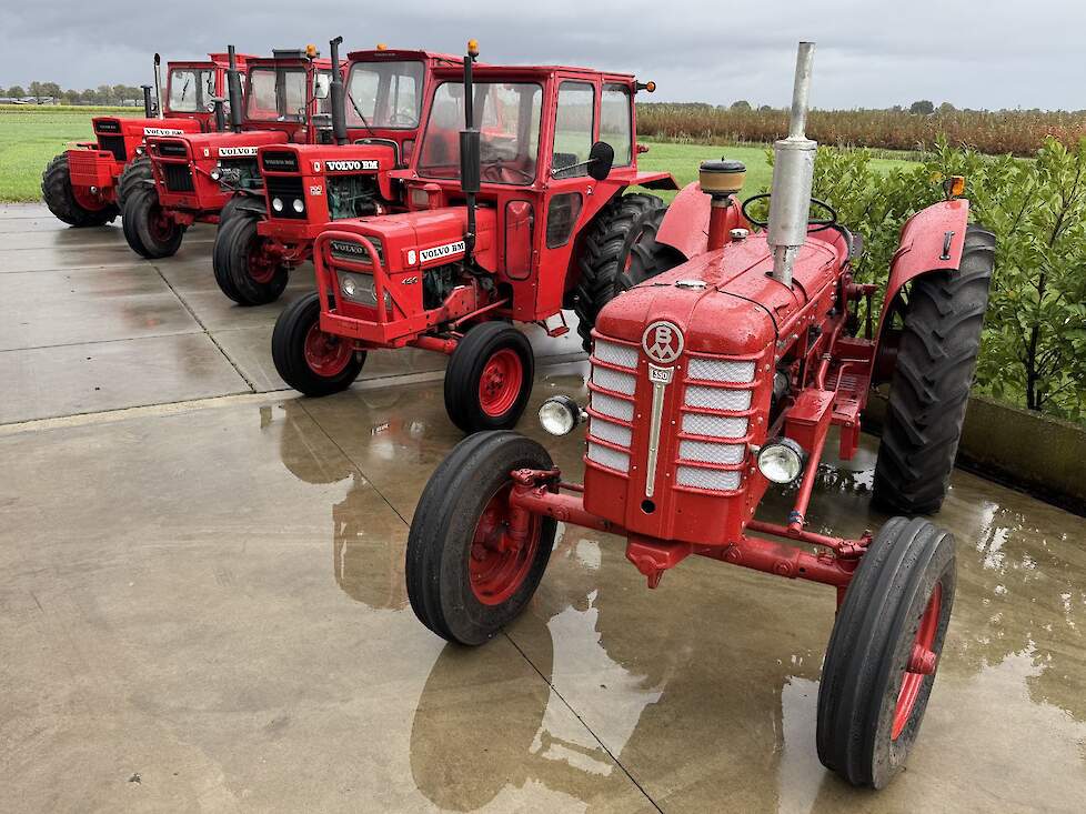 Het complete rijtje met vooraan de Bolinder Munktell en daarachter de vier Volvo’s.