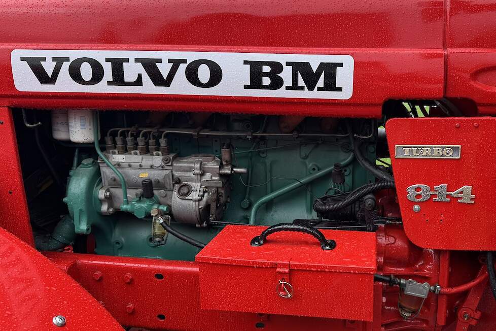 De 814 wordt aangedreven door een 6-cilinder turbodiesel met een maximumvermogen van 140 pk.