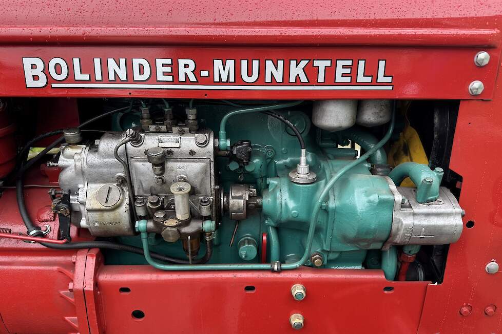 De 350 is een populaire oldtimer en dat is niet in de laatste plaats te danken aan de legendarische trekkracht van de motor, een 3-cilinder diesel van 56 pk.