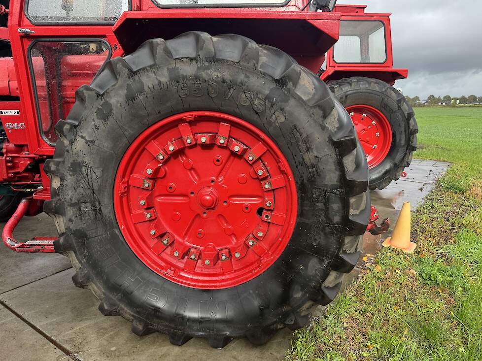 De 810 heeft achterwielen met geïntegreerde wielgewichten.