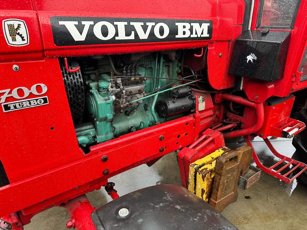 De 700 heeft een 4-cilinder turbodieselmotor van 90 pk, maar aangezien de zoons van Frank er mee aan trekkertrekwedstrijden doen zullen dat er in de praktijk wel wat meer zijn.