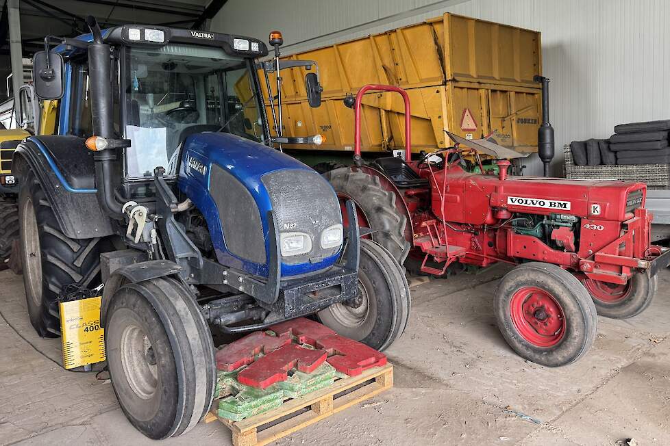In de schuur staat ook nog een tweede 430 maar dan zonder cabine. Met de Valtra ernaast wordt nog gewoon op het bedrijf gewerkt.