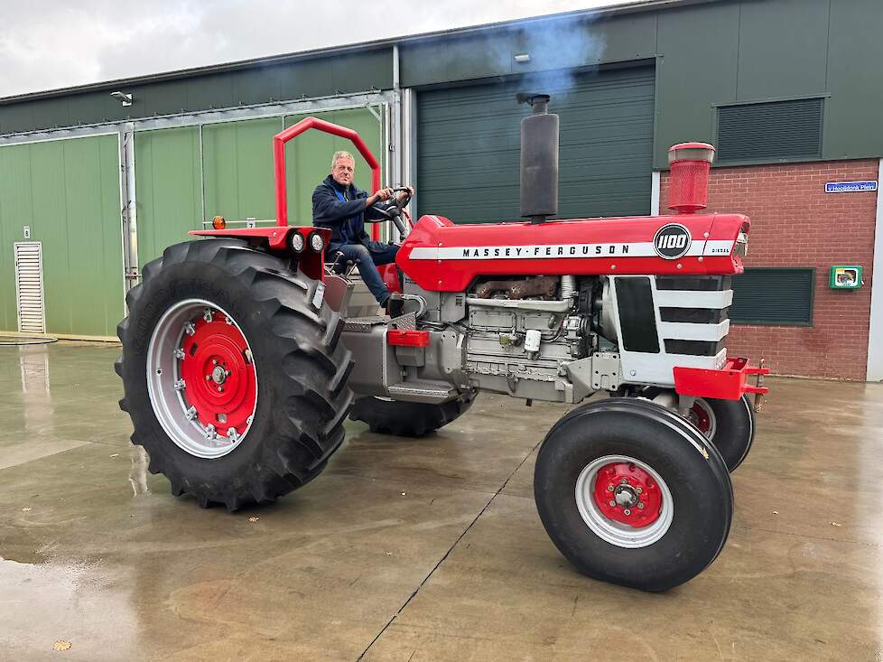 De Massey-Ferguson 1100 heeft een 6-cilinder Perkins dieselmotor met een maximumvermogen van 94 pk.