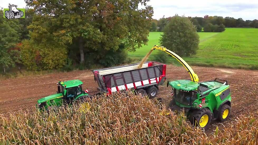 Demo John Deere F9 500 en Krampe Radium 830-silagewagen in actie