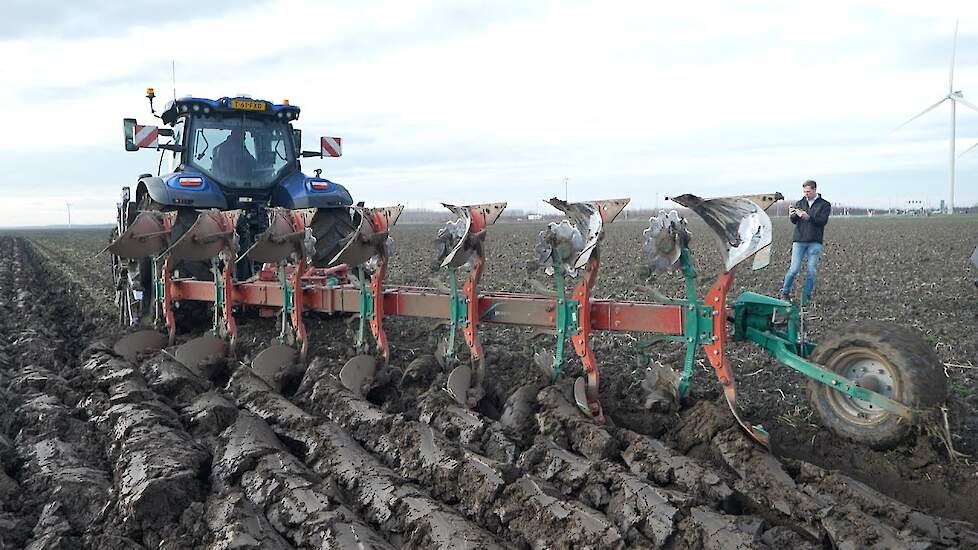 Velddemonstratie: vergelijking van diverse typen on-land ploegen