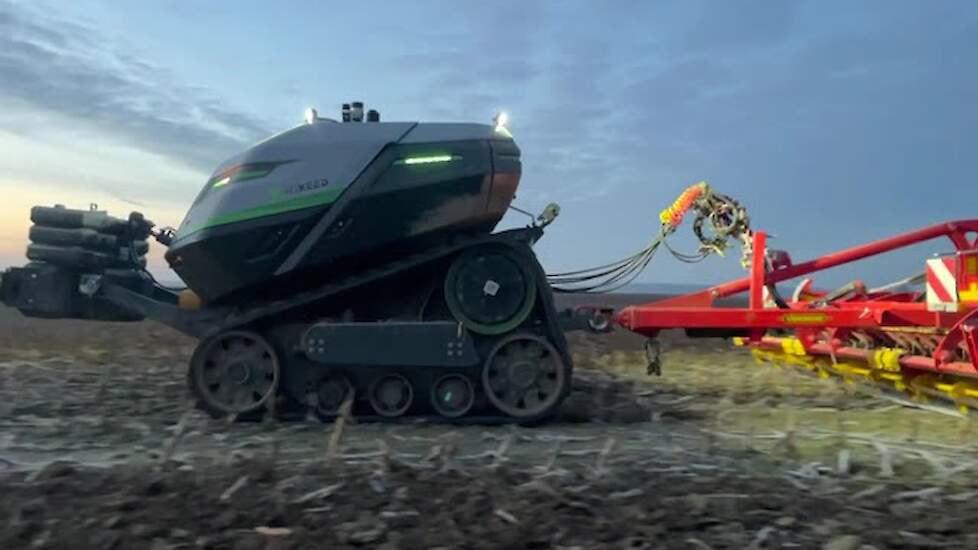 AgXeed AgBot T2 7-SERIES met V&auml;derstad Carrier XL 625  80 hectare in 20 uur