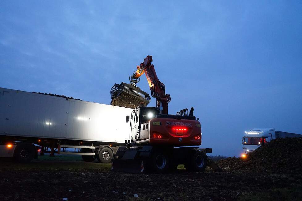Tijdens de bietencampagne laadt Pentenga Dienstverlening wekelijks 400 tot 450 vrachtcombinaties.