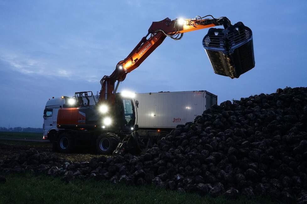 Omdat het laden van suikerbieten dag en nacht doorgaat, mag goede LED-werkverlichting niet ontbreken.