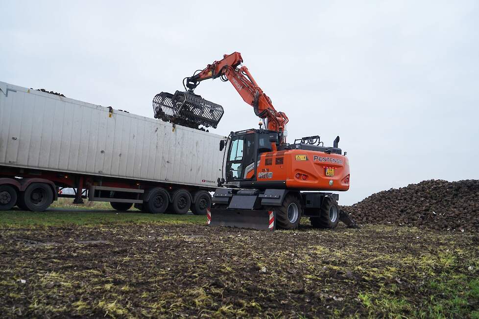 De driedelige giek zorgt samen met het verlengstuk aan de lepelsteel voor voldoende bereik, zowel in de hoogte als qua reikwijdte