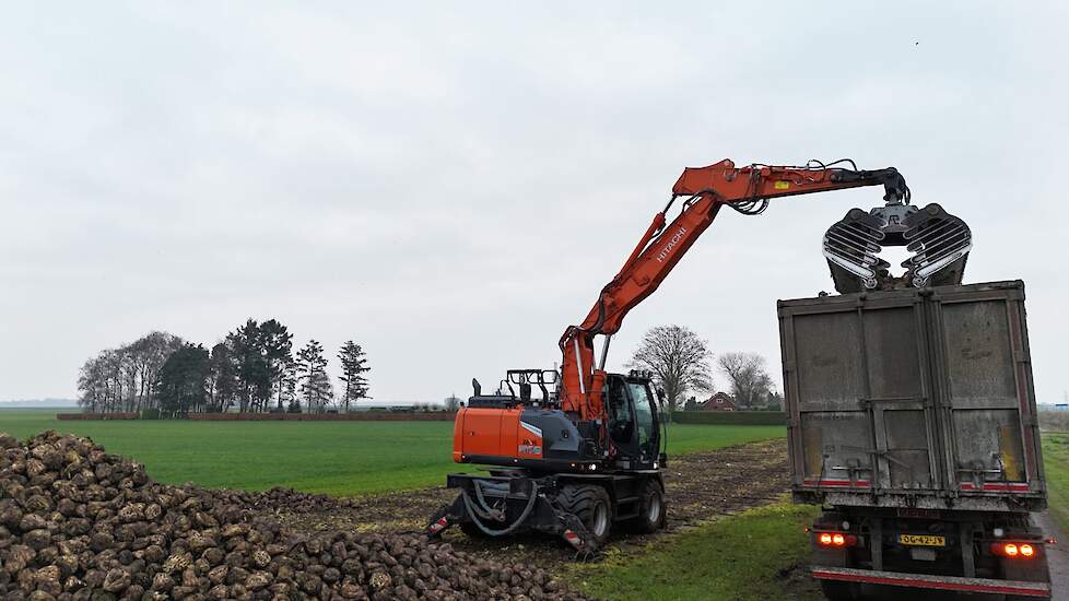 De driedelige giek zorgt samen met het verlengstuk aan de lepelsteel voor voldoende bereik, zowel in de hoogte als qua reikwijdte