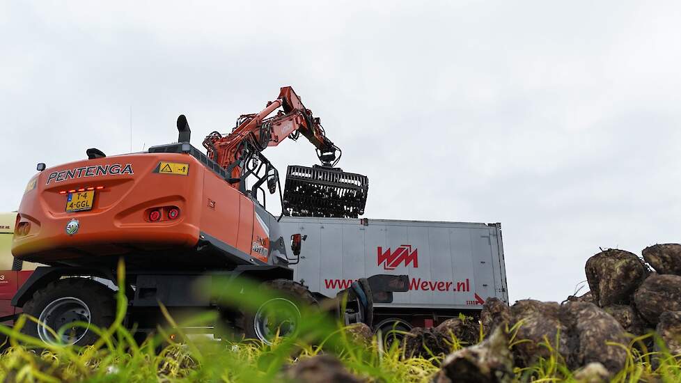 Met een bedrijfsklaar gewicht van 21 ton vormt de Hitachi ZX180W-7 2P het stralende middelpunt tijdens de jaarlijkse bietencampagne.
