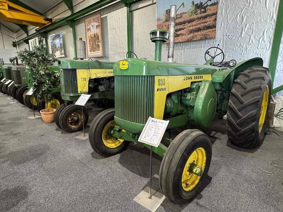 De 830 rechts op de voorgrond was de laatste John Deere met de befaamde liggende 2-cilinder. De trekker is vooral in Amerika een heel populaire oldtimer.