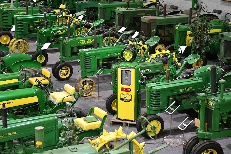 John Deere is door de jaren heen altijd zichzelf gebleven. Ook aan de kleurstelling, groen met geel, is nooit iets veranderd.
