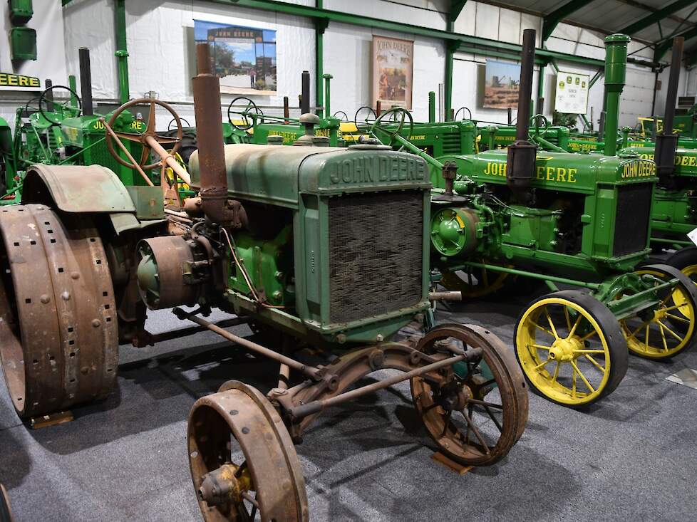 Niet alle trekkers zijn gerestaureerd. Deze John Deere type GP heeft Peter bewust in gebruikte staat gelaten. Technisch is de trekker wel 100 procent in orde.