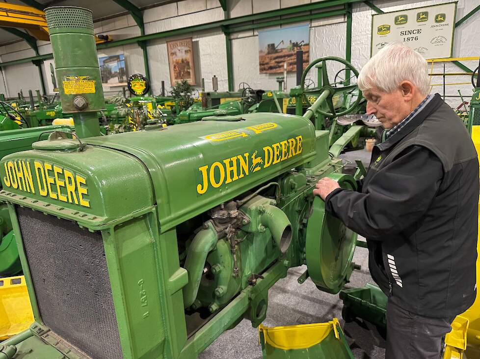Dit is de oudste trekker uit de collectie. Het is een John Deere type GPWT uit 1930.