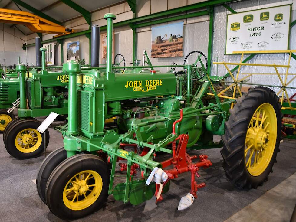 Een John Deere type A met schoffelbalk. Het optillen en neerlaten van de balk gebeurt mechanisch door een op de aftakas aangedreven palkast.