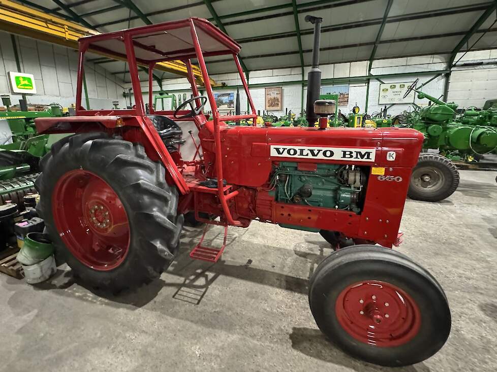 Deze Volvo BM 650 is in 1974 nieuw door Peter gekocht. De trekker raakte in 1985 door kortsluiting in brand waarbij ook de schuur waarin de trekker toen stond in vlammen opging.