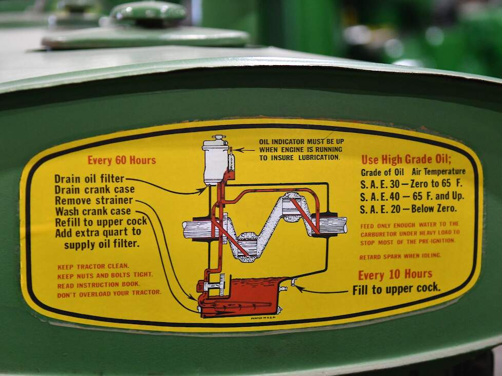 Deze sticker op de plek van wat bij moderne trekkers het dashboard was herinnert de bestuurder van deze John Deere type B uit de jaren dertig voortdurend aan het belang van het tijdig verversen van de motorolie.