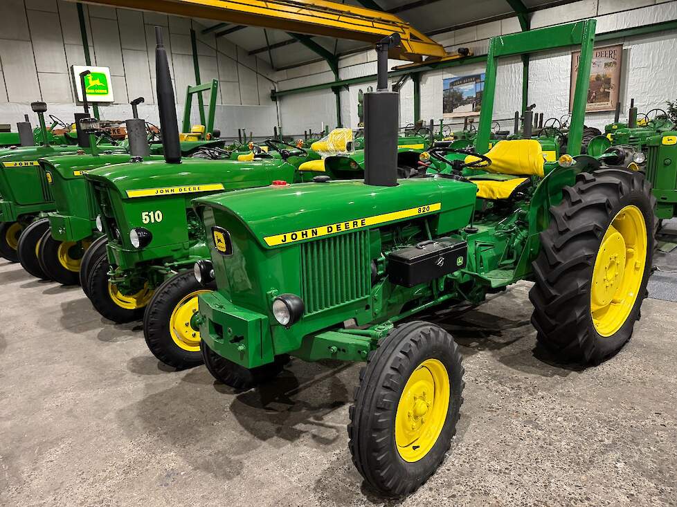 De John Deere 820 en de 510 ernaast zijn exponenten van de nieuwe generatie John Deeres die na de fusie met Lanz Bulldog op de markt kwam.