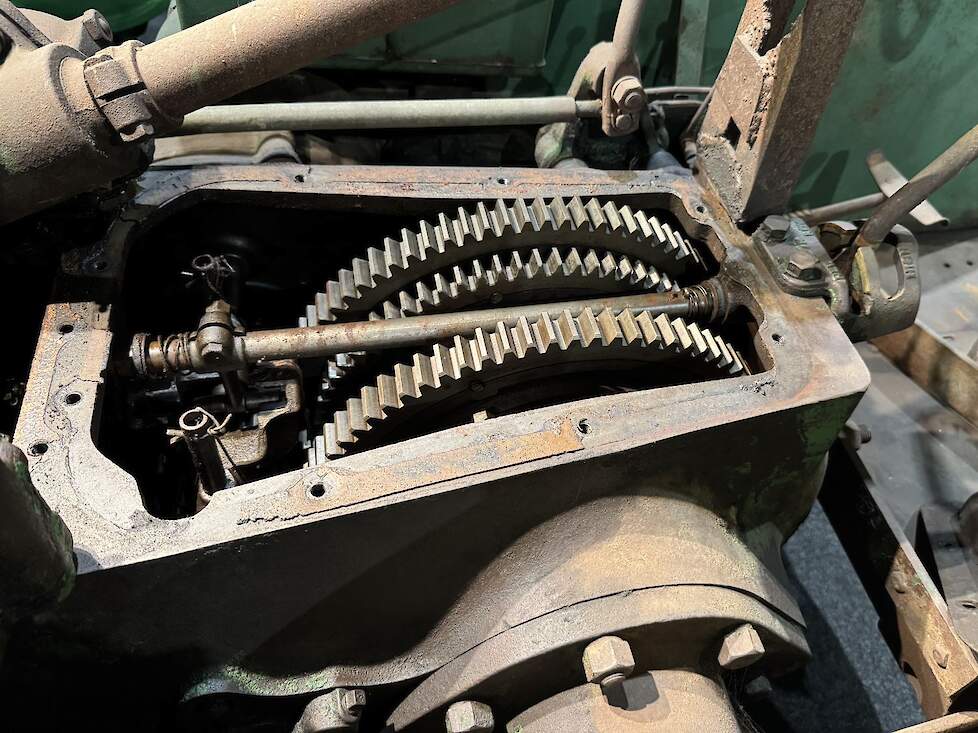 Tijdens de rondleiding door zijn museum laat Peter bezoekers altijd even de tandwielen zien van de versnellingsbak van een John Deere type GP uit 1933. Ondanks de hoge leeftijd van de trekker vertonen de tandwielen nog geen enkel spoor van slijtage.