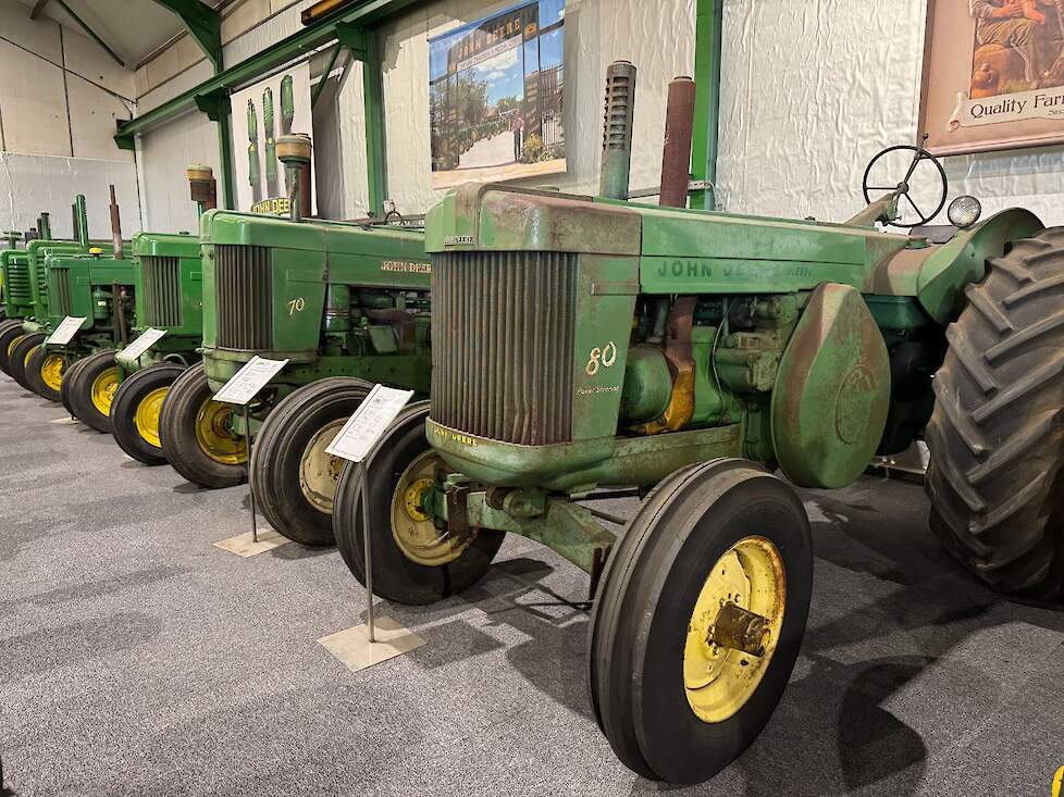 De 80 uit 1955 was de opvolger van de R en de eerste John Deere die als typeaanduiding geen letter meer kreeg maar cijfers. De 80 is maar twee jaar gebouwd en er zijn er in totaal 3500 van verkocht.