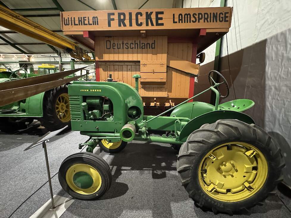 Dit is een type LA uit 1944. Het was het kleinste type John Deere dat in die tijd te krijgen was. De LA is van 1941 tot 1946 in productie geweest en in totaal zijn er 13.000 van gemaakt.