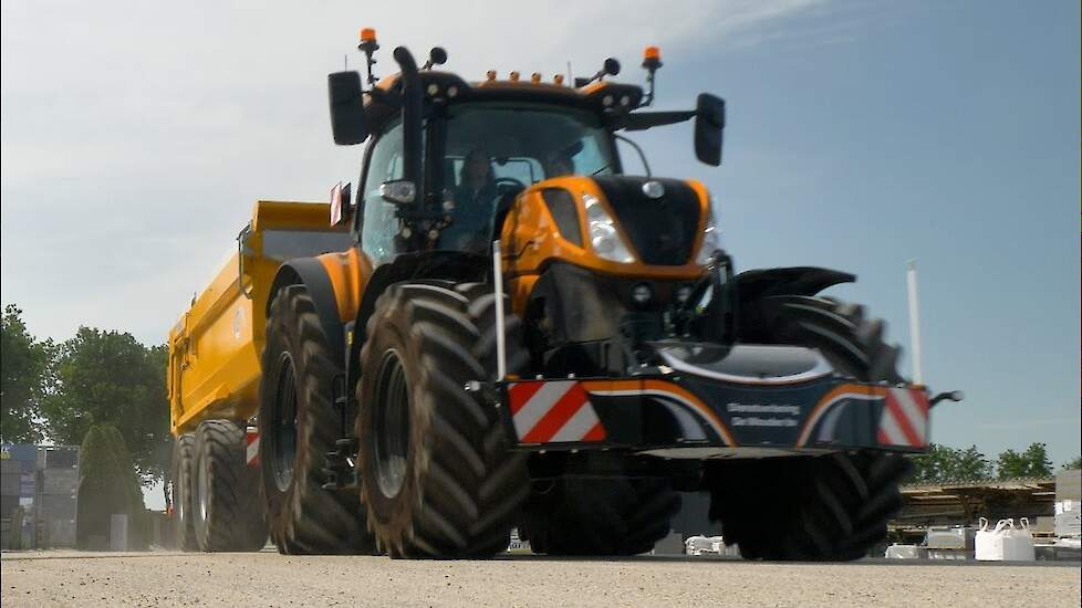 New Holland T7.245 AC met VGM Rocky 24 kipper in het zandtransport