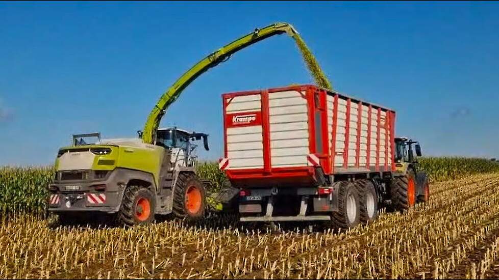 New Claas Jaguar 1200 1110 pk in het veld en in de cabine