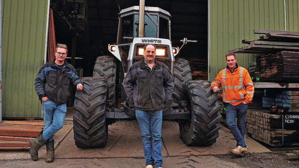 Sjaak (links), Johan en Frans de Bruijn hebben altijd wel wat te sleutelen. Het liefst aan Deutz-trekkers, maar ze hebben ook andere merken.