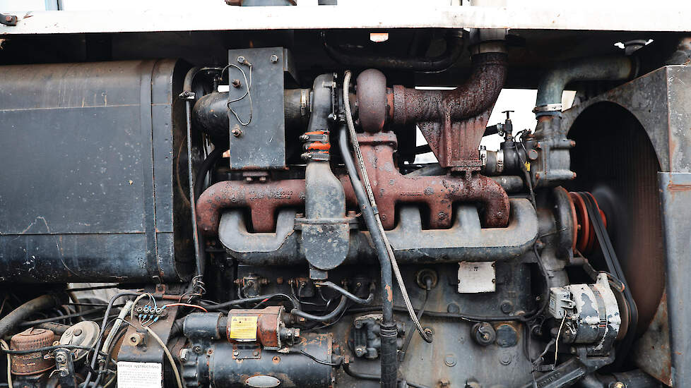 Een imposante 7,8 liter zescilinder motor van het merk Hercules zorgt voor een vermogen van 150 pk. Aan de aftakas is dit de 135 pk uit de type-aanduiding.