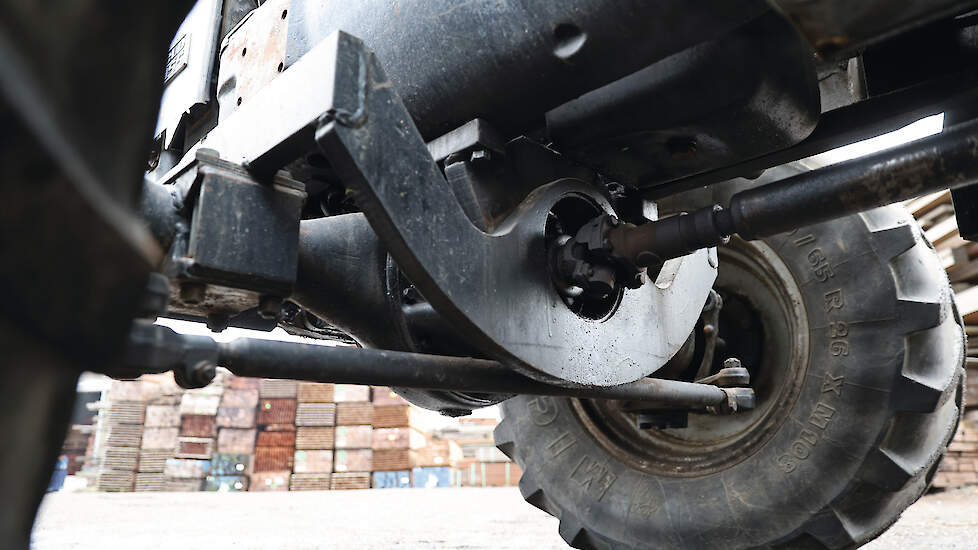 De vooras heeft een zware ophanging, met voor en achter het differentieel een scharnierpunt en een subframe aan de as.
