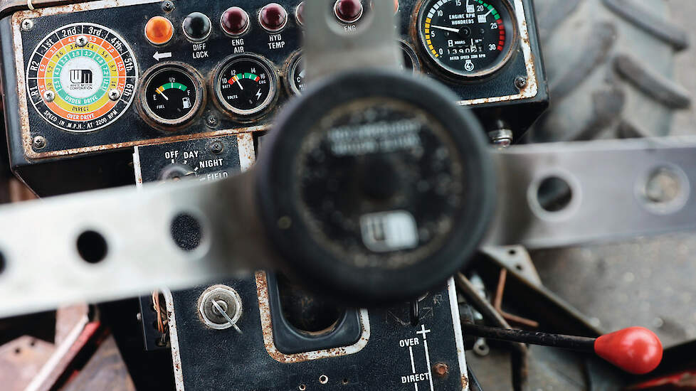 Onder het stuur zit de bediening van de vierwielaandrijving en het differentieelslot. Links daarnaast is de bediening van de powershift en het handgas.