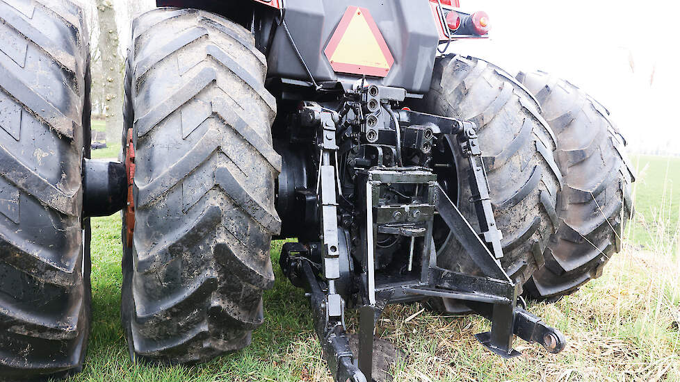 Leon paste de achterkant aan voor trekkertrek. Hij monteerde grotere banden met dubbellucht en daartussen een set wielgewichten.