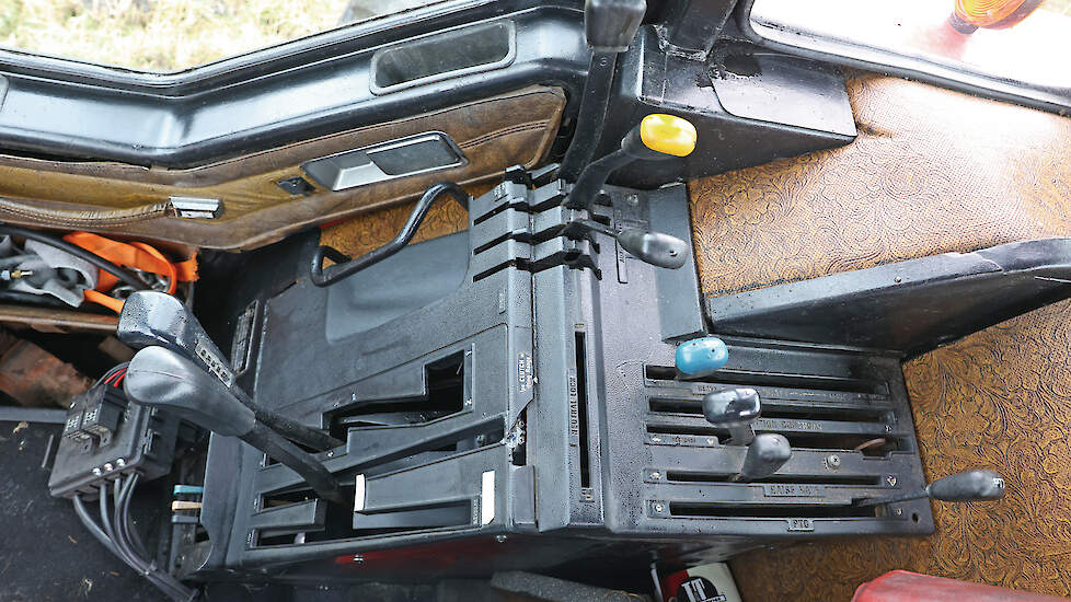 Met de voorste pook schakel je de groepen en de achteruit, met de achterste de versnelling.