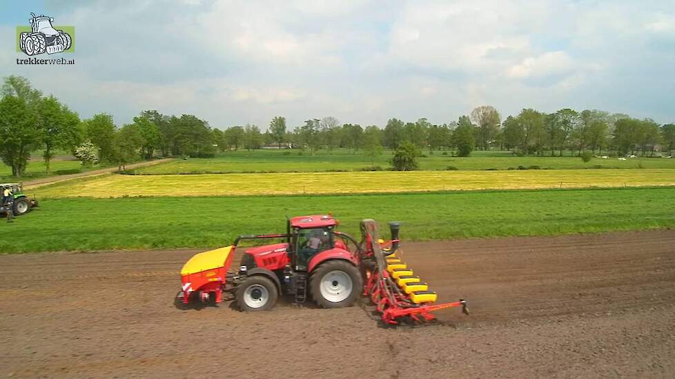 V&auml;derstad Tempo V aan het ma&iuml;szaaien tijdens de demotour Trekkerweb sowing corn