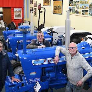 Drie Fordmannen in Fordmuseum Voets, v.l.n.r. Jan Pels, Simon Voets en Vincent Beukeboom.