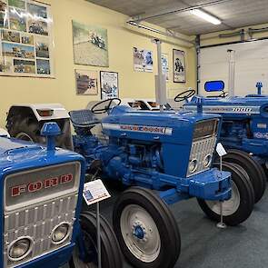 Drie Fords uit de 1000-serie, de trekkerneus helemaal rechts is die van een County 1124.