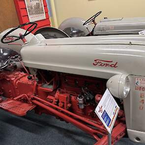 Twee Amerikaanse Fords, vooraan een Red Tiger 640 uit 1953 en daarachter een Dearborn uit 1949.