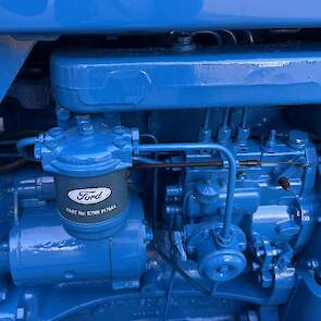 De motor van de Ford 3000 met linksonder het brandstoffilter met het originele Fordlogo.